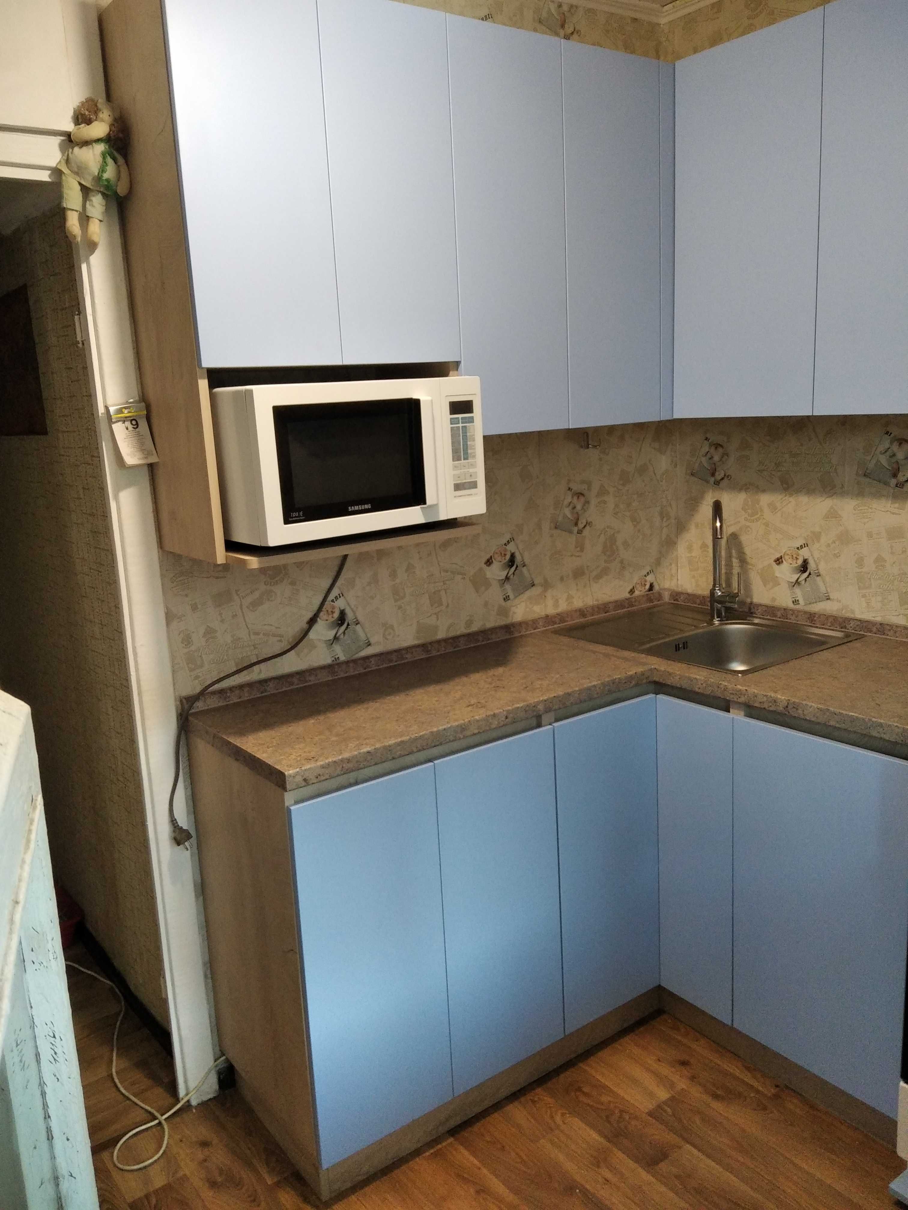 Голубая кухня с дверками без ручек в маленькое помещение
