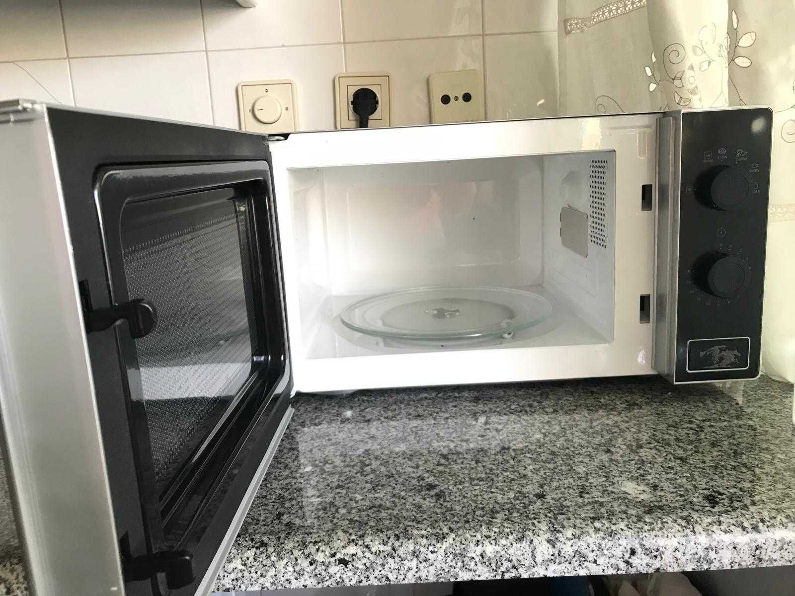 Microondas Hotpoint (Ariston) com pouco uso