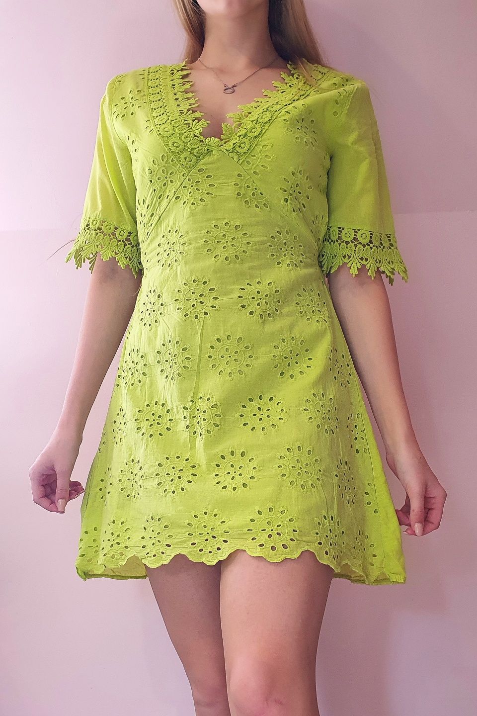Sukienka letnia z koronką i gumką w pasie zielona limonka
