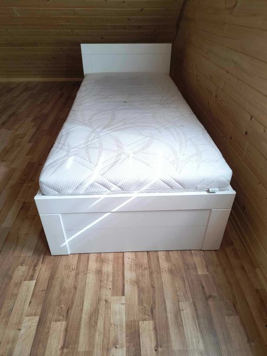 Łóżko z materacem