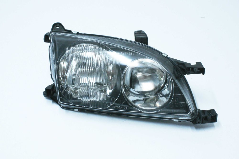 Reflektor lampa prawa OE Toyota Avensis 98-00r Nowa oryginalna.