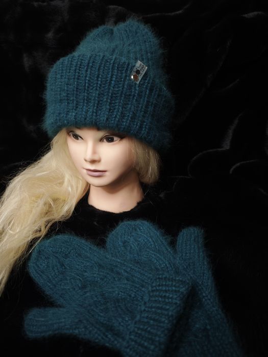 Комплект из Ангоры шапка и варежки