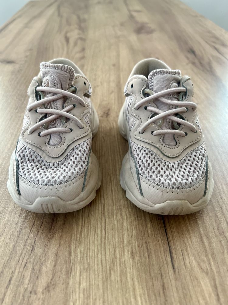 Детские кроссовки Adidas. Стелька 13 см. Размер 23.