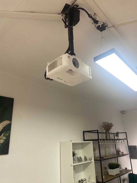 Проектор Benq TH 550 з пультом керування і кріпленням