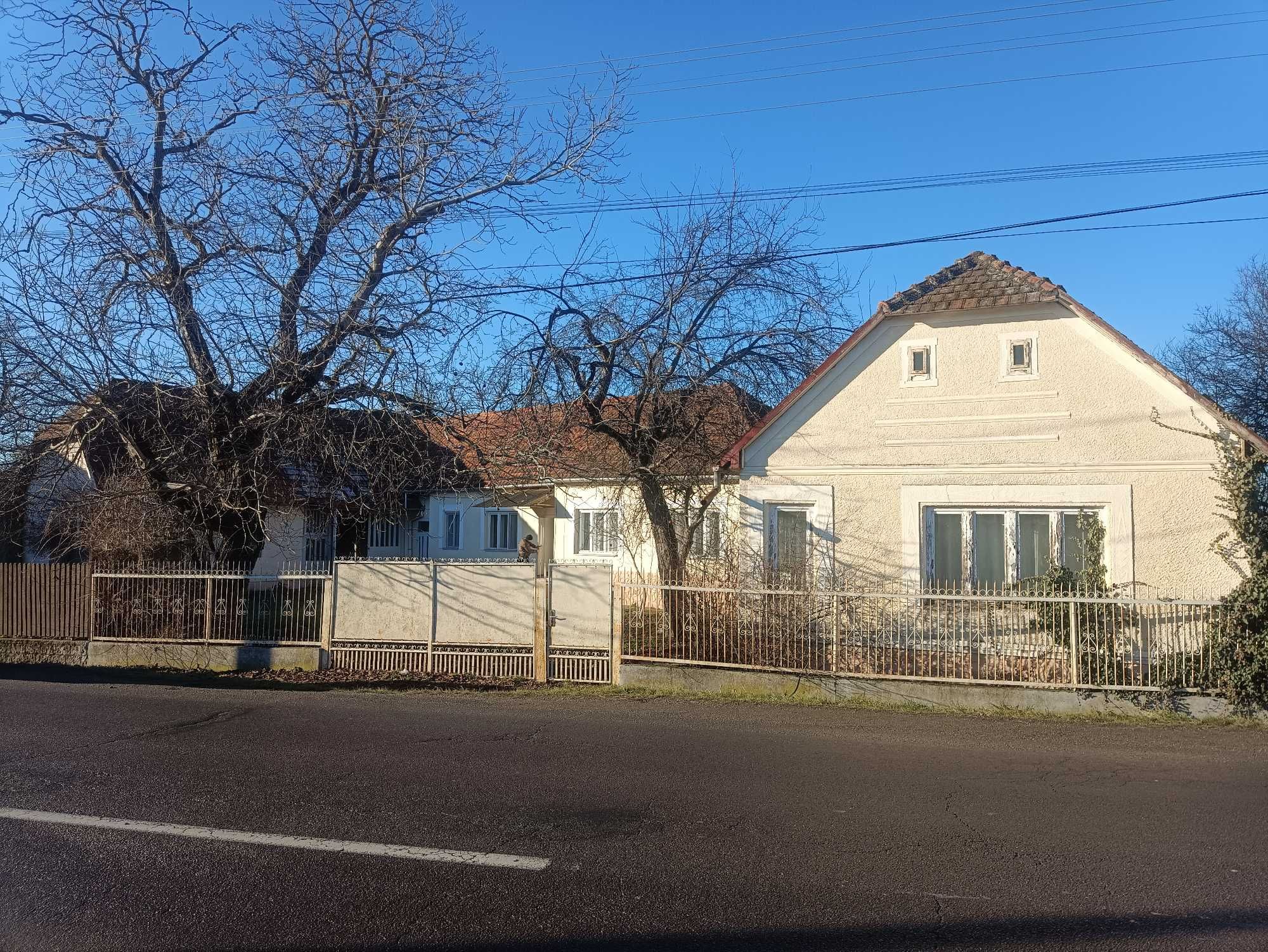 ПРОДАЖ 4х кімнатного БУДИНКОВОЛОДІННЯ (2 окремих будинки) у передмісті