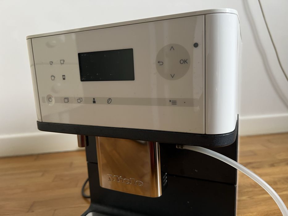 Кавова машина автоматична Miele CM 6300