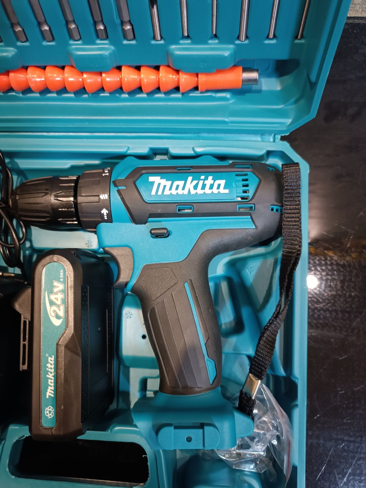 Шуруповерт Makita 331 DWE (24V, 5.0AH) с набором инструментов