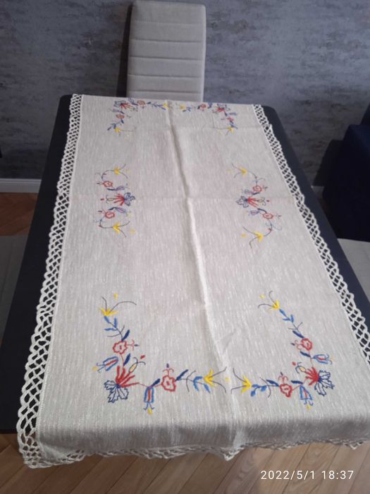 Obrus lniany-haftowany
