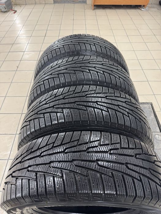 Резина зимова Nokian Tyres r16 215/65