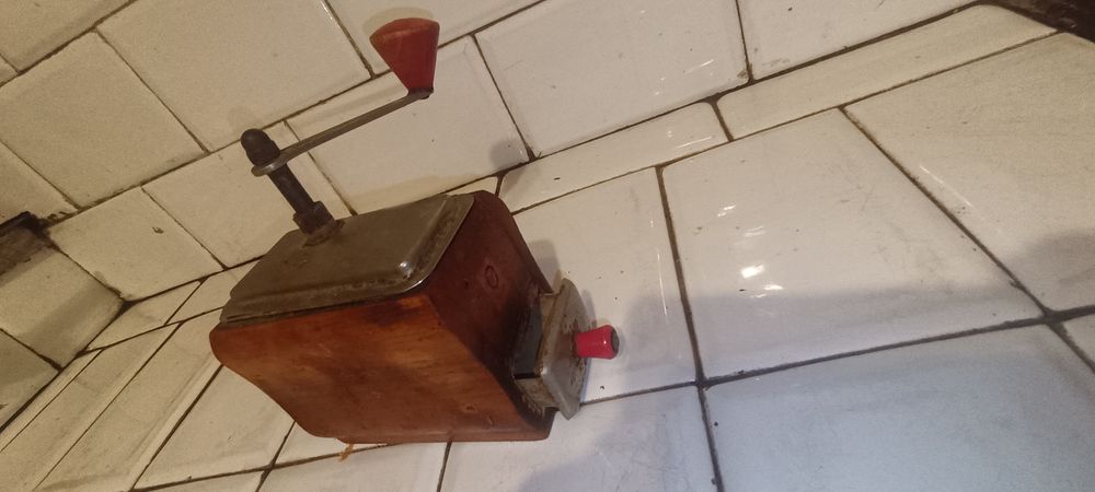 ZABYTKOWY DREWNIANY MŁYNEK do kawy  lub pi pieprzu
