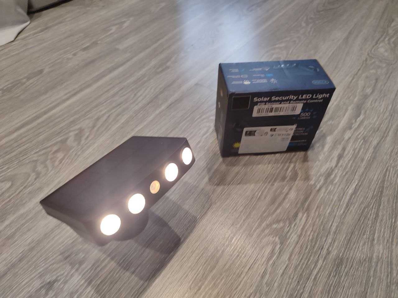Светильник/прожектор/фонарь LED на солнечной батаре, датчиком движения