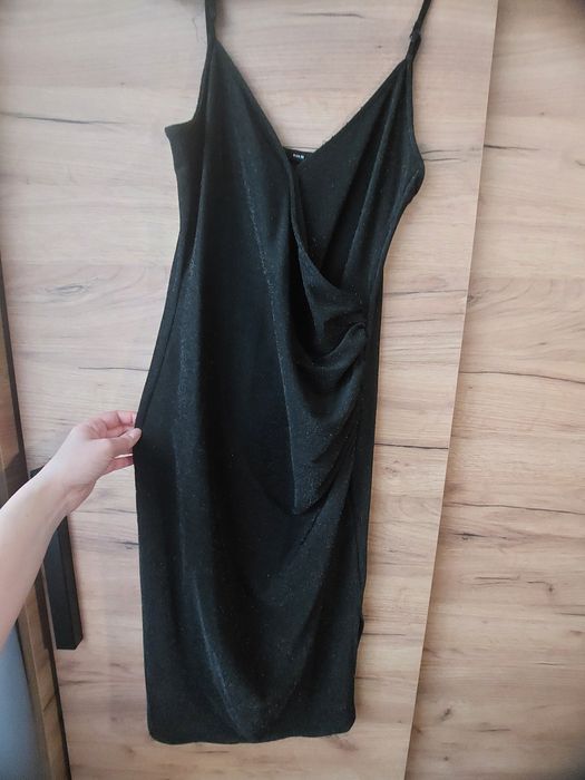 Błyszcza czarna dopasowana sukienka ołówkowa na ramiączkach M S