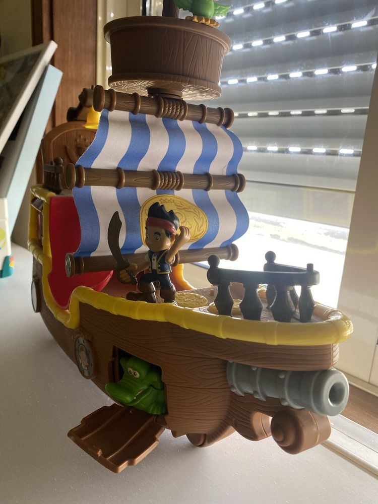 Barco pirata com figuras piratas