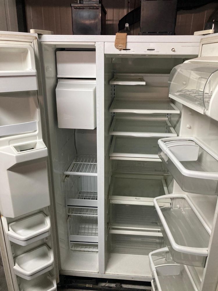 Lodówka Whirlpool dwudrzwiowa z kostkarką do lodu ARG 497/G/WP