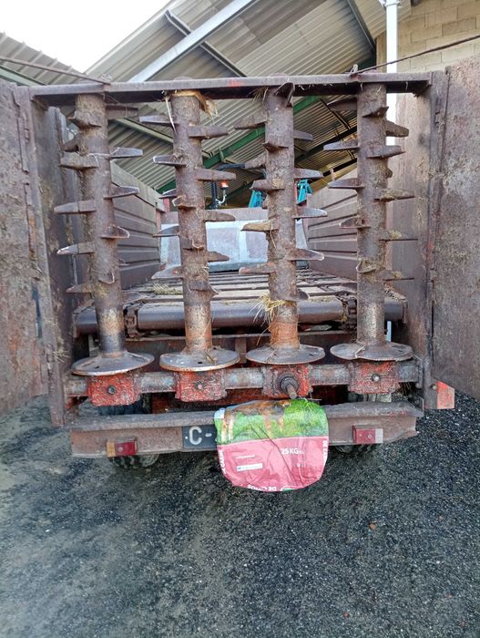 Reboque espalhador de estrume Herculano