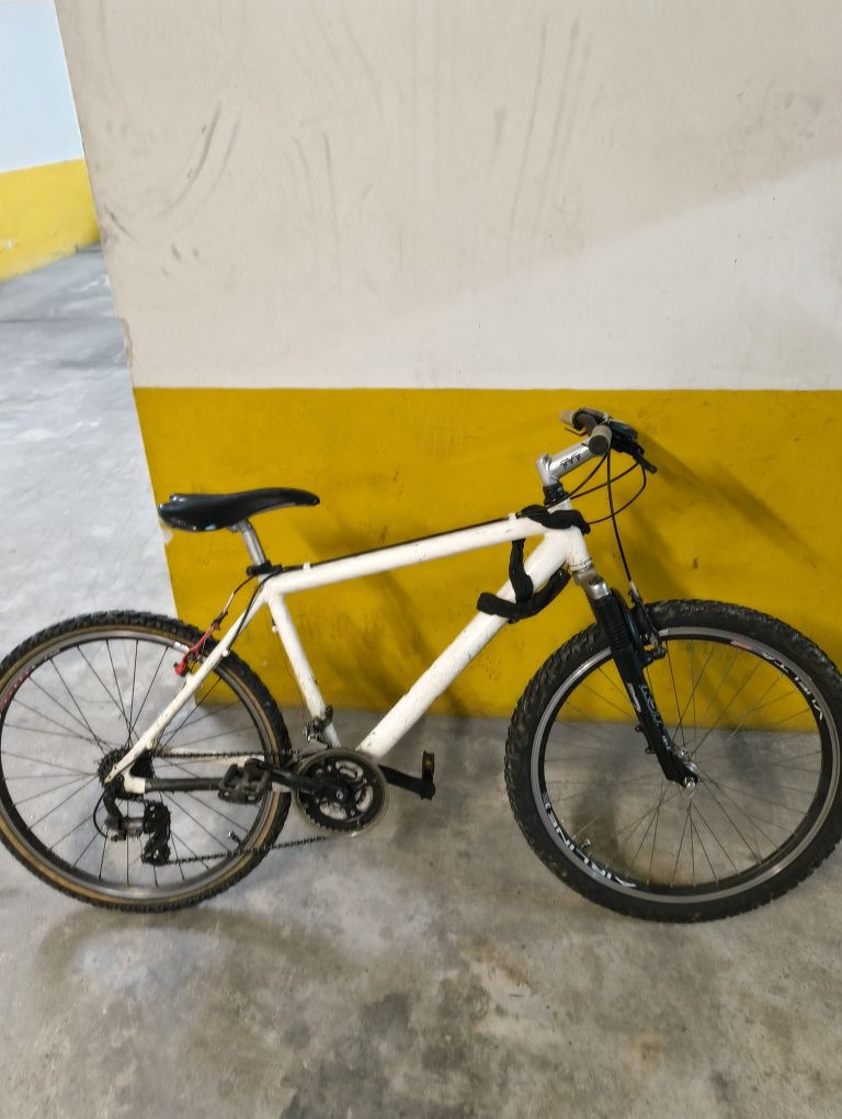 Vendo bicicleta roda 26 em bom estado