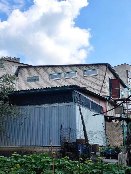 продам здание в центре Чугуева с 2 этажным жилым домом