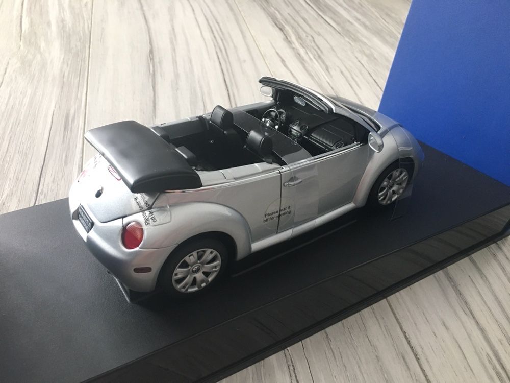 Model VW New Beetle cabriolet cabrio 1:18 Autoart srebrny garbus