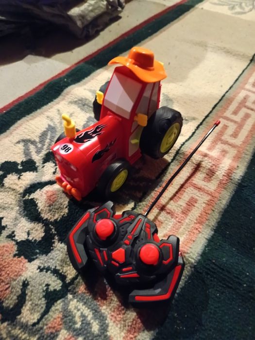 Skaczący traktor na pilota