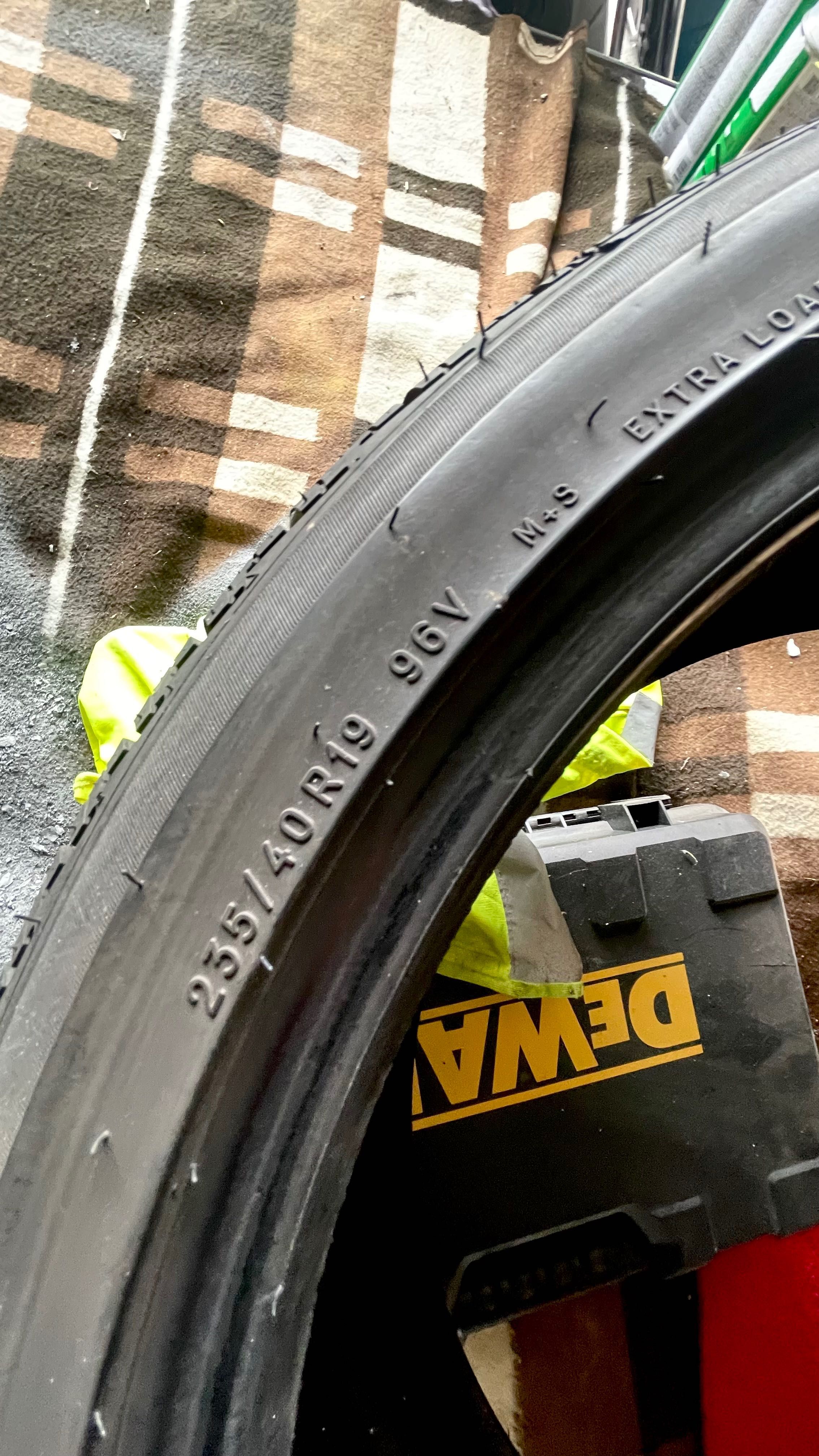 Dwa komplety opon 235/40/19 Tanio TOYO,Uniroyal ,letnie ,całoroczne