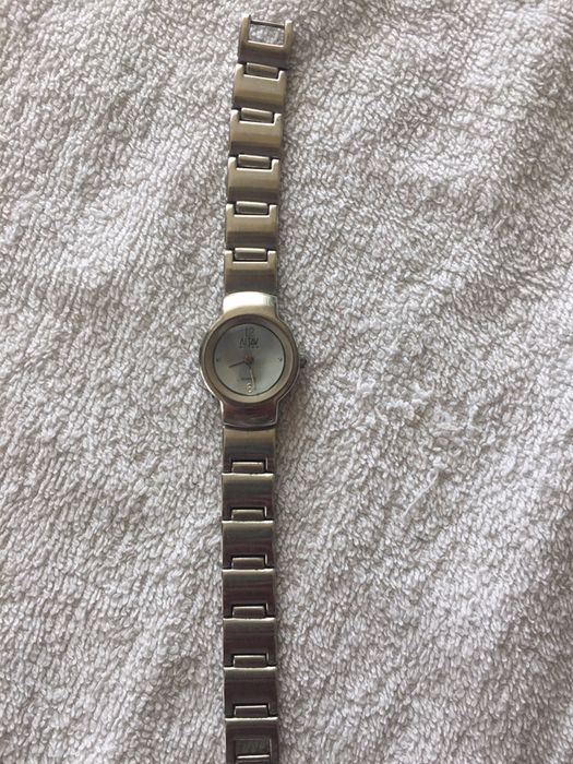 Srebrny zegarek na rękę