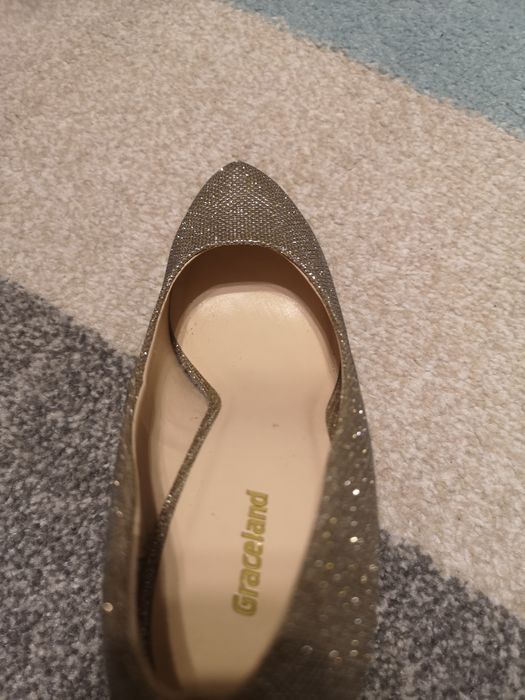 Złote buty na obcasie