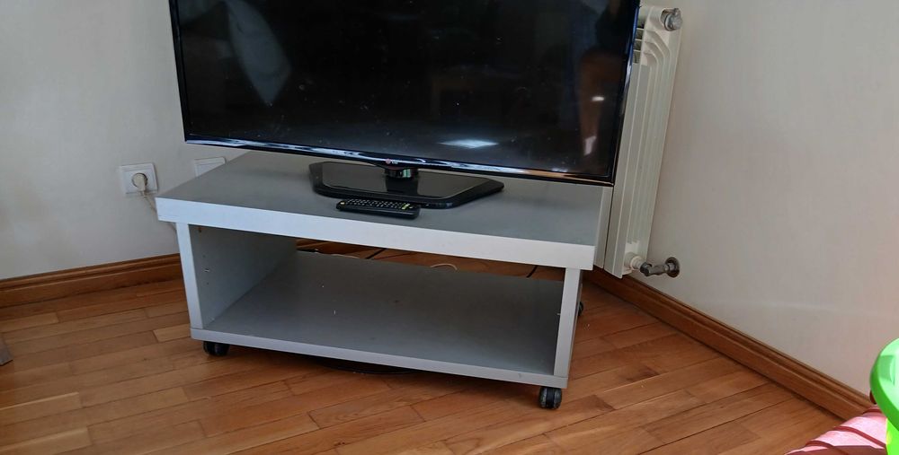 Mesa para tv  com 4 rodas