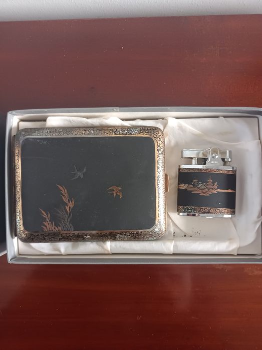 Conjunto cigarreira e isqueiro dourados