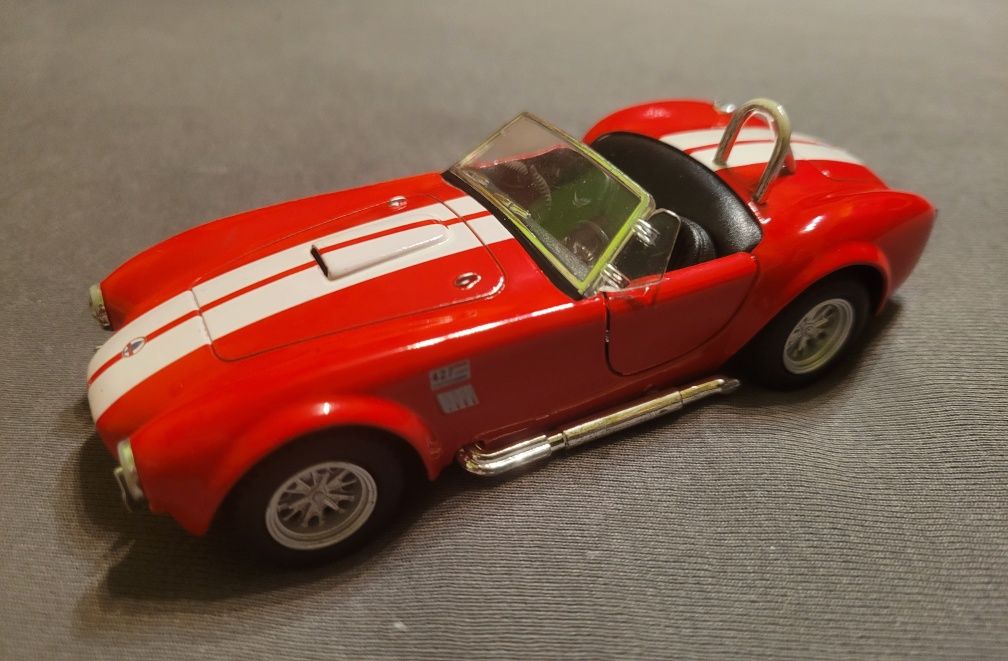 Samochód model 1965 Shelby Cobra 427 S/C od KINSMART