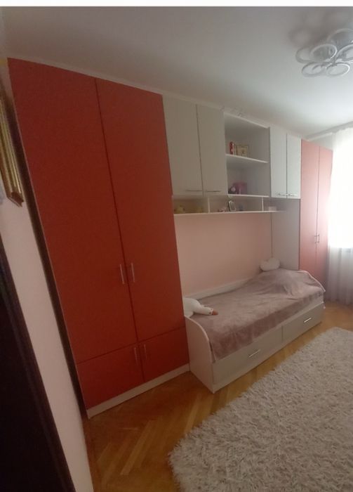 Продам шафи і тумбочки зі столом