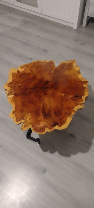 Stolik kawowy z plastra drewna