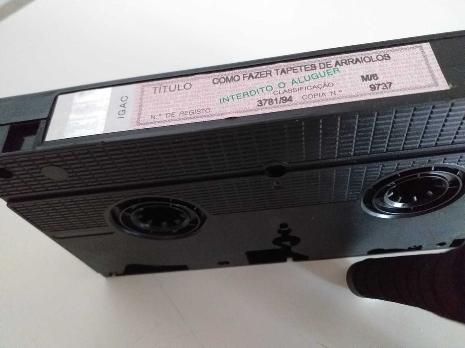 Fita VHS "Como fazer Tapetes de Arraiolos" da Serranofil