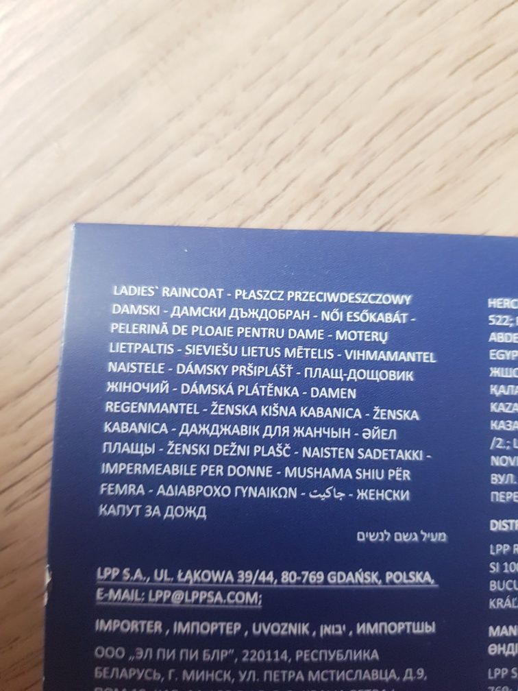 Nowy płaszcz przeciwdeszczowy damski z kapturem marki Sinsay