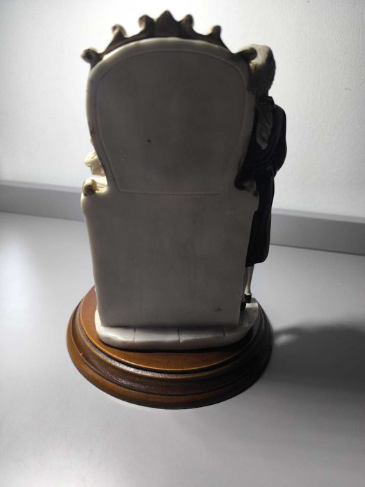 Estatueta Romântica em Porcelana sobre Base de Madeira