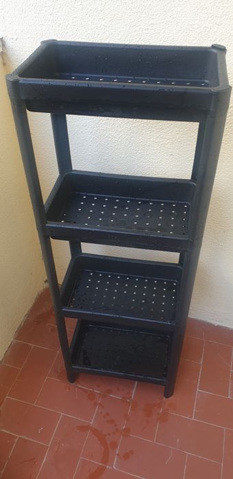 3 Estantes  e  uma mesa