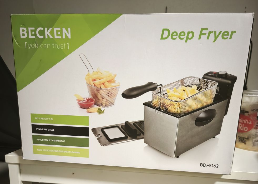 Fritadeira nova na caixa