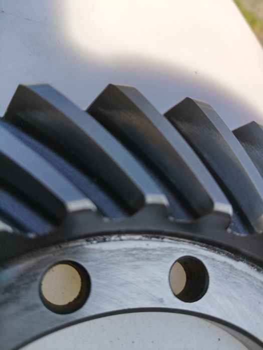 Wałek atakujący z kołem talerzowym przedniego napędu do MF