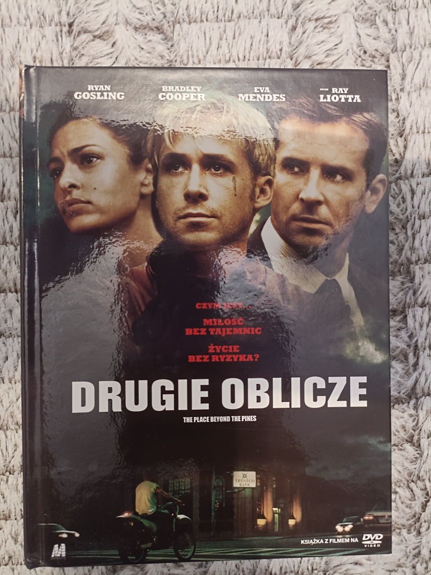 Film z książeczką "Drugie oblicze".