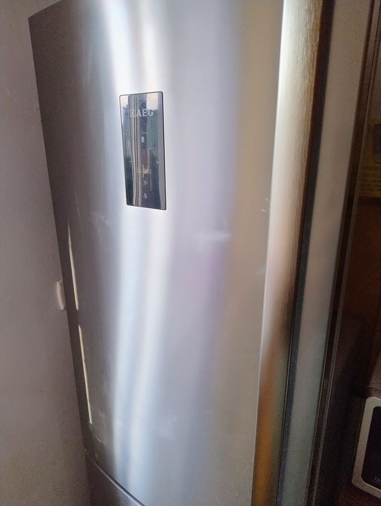 Lodówka AEG S83520CMX2 z zamrażalnikiem dolnym Srebrna