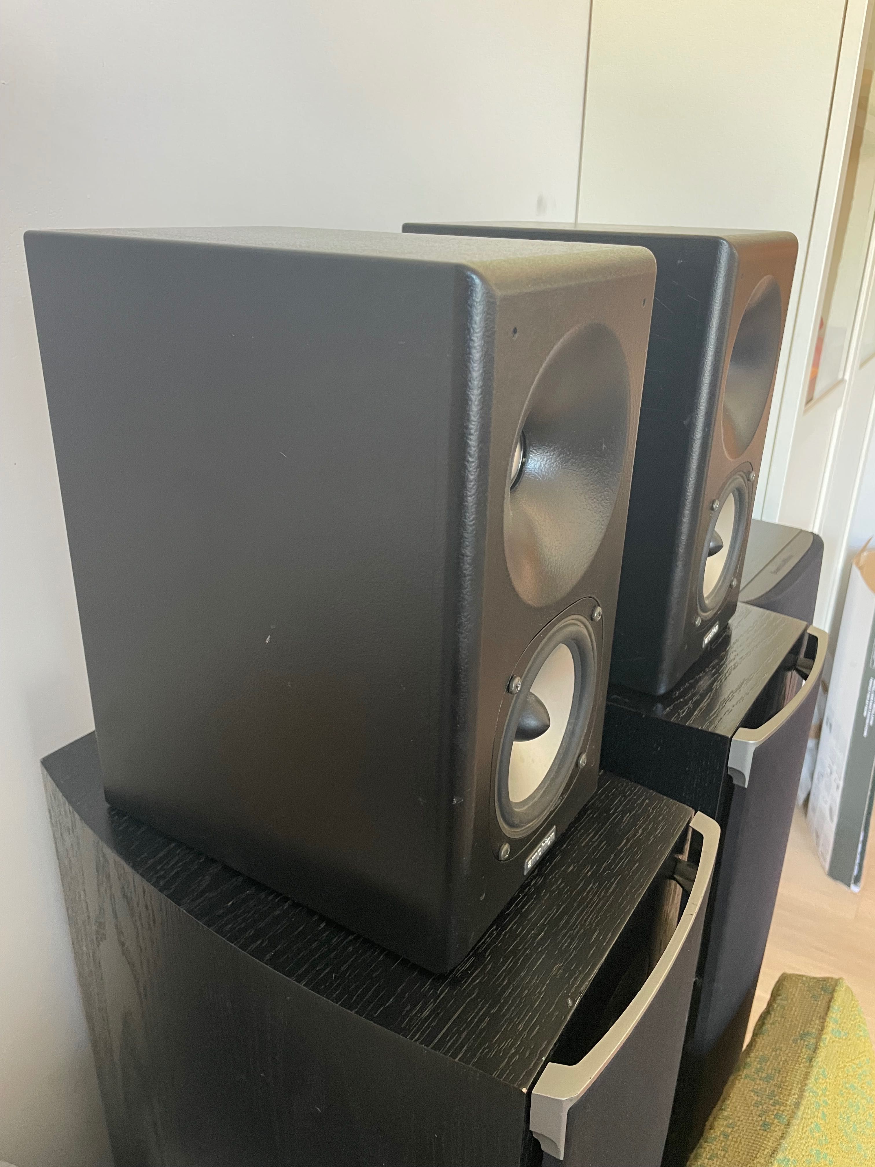 Monitory Amphion Helium