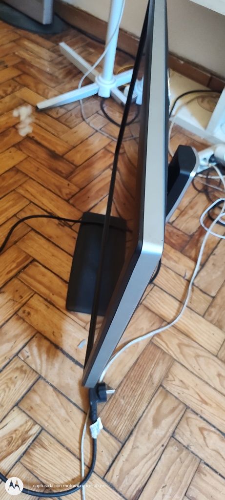 Monitor d pc marca Dell está otimo em tudo 28p ecram muito grande