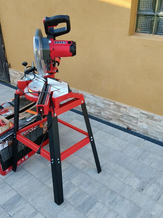 Piła ukośnica z posówem na nogach