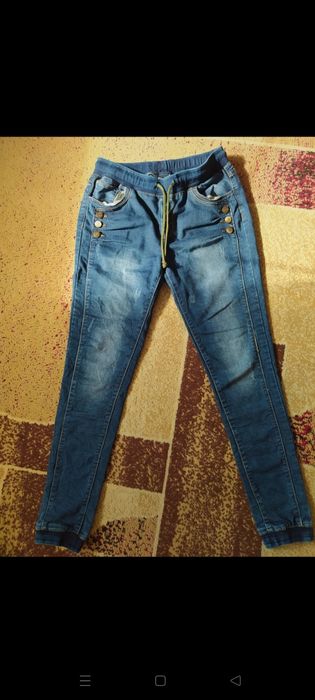 Jeensowe joggery ze ściągaczem w pasie