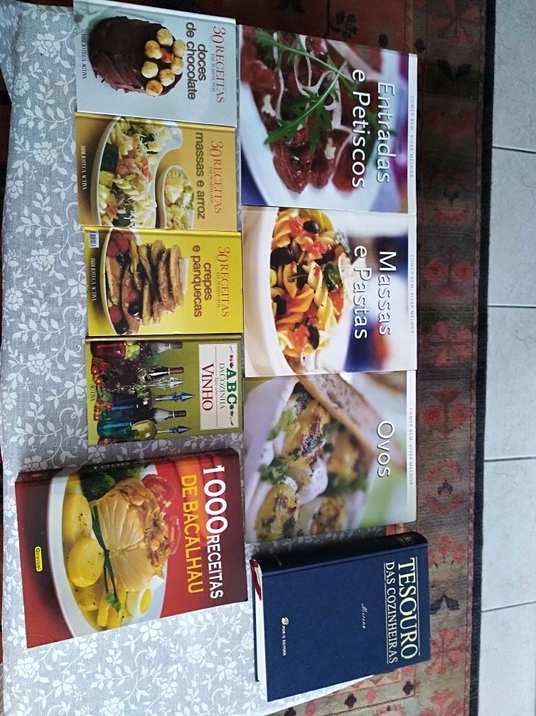 Vários livros de receitas e sobremesas