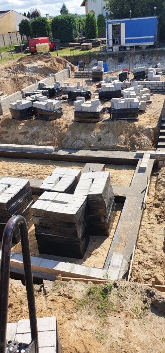 Bloczki betonowe fundamentowe wibroprasowane / Transport HDS / Cement