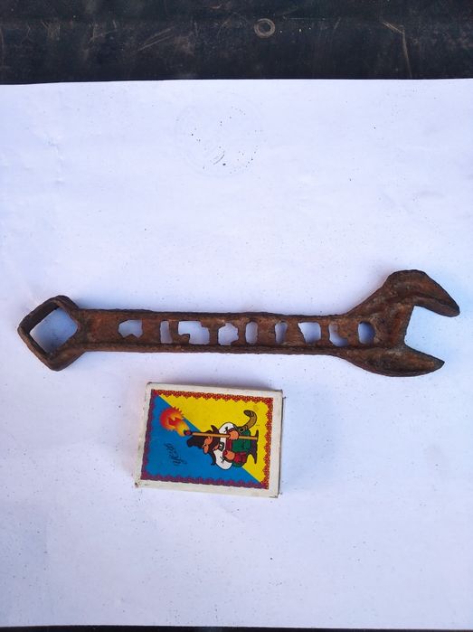 Продам очень старинный рожковой ключ