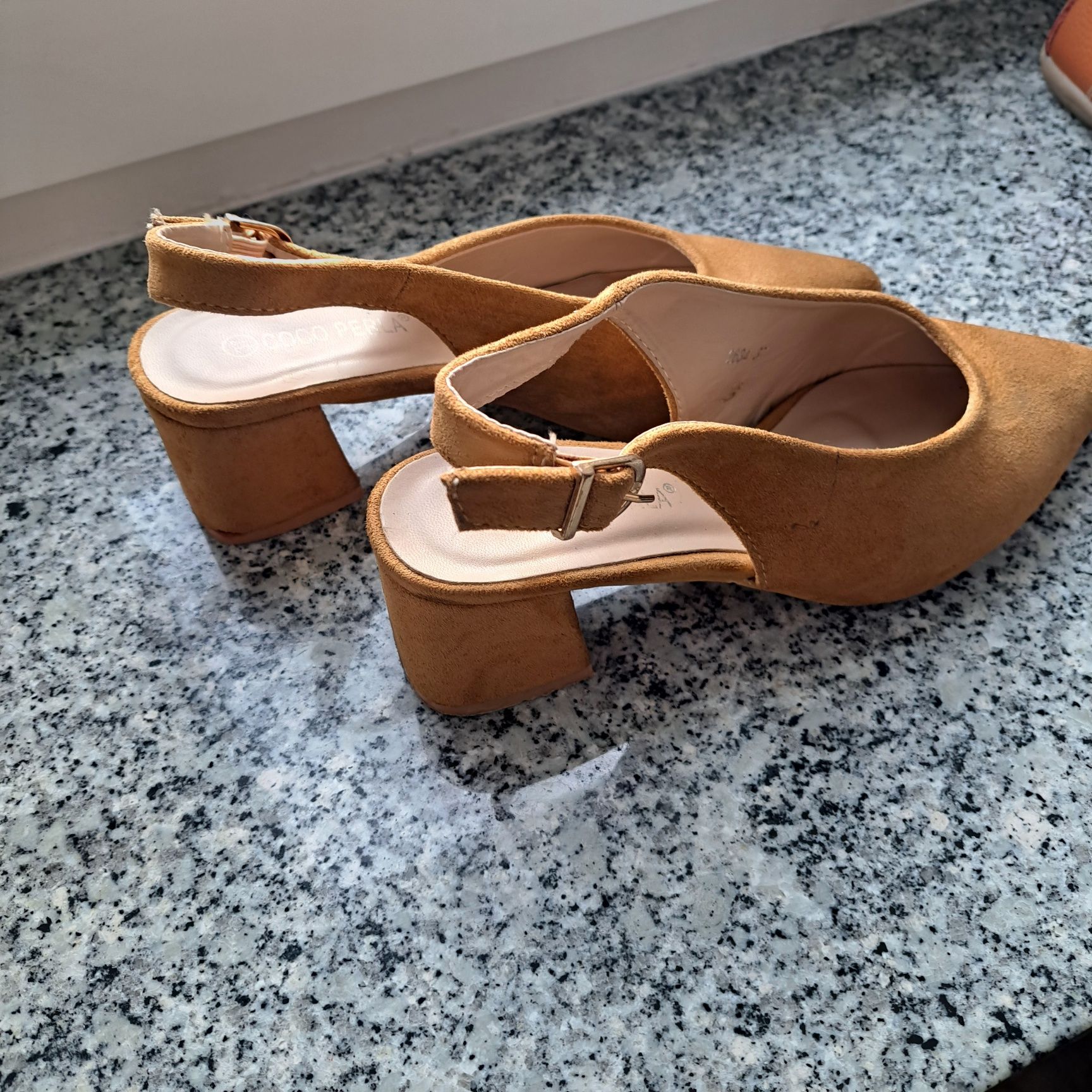 Buty z odkrytą piętą