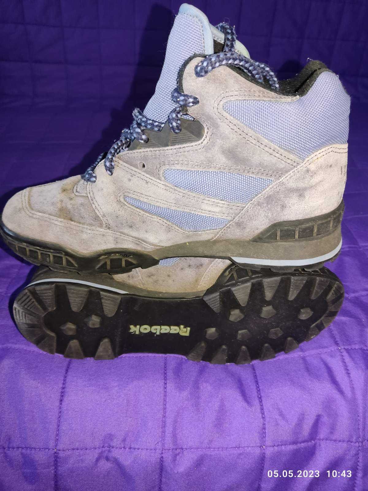 Кросівки Reebok.