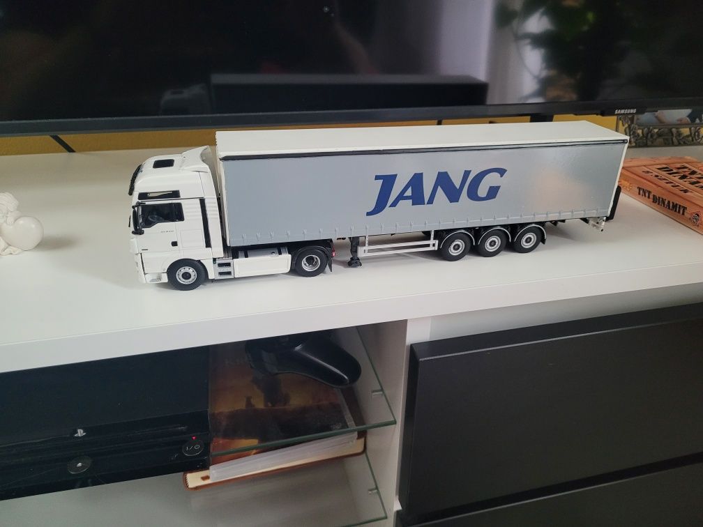 Model ciężarówka MAN TGX 1:50 + naczepa firanka TiR