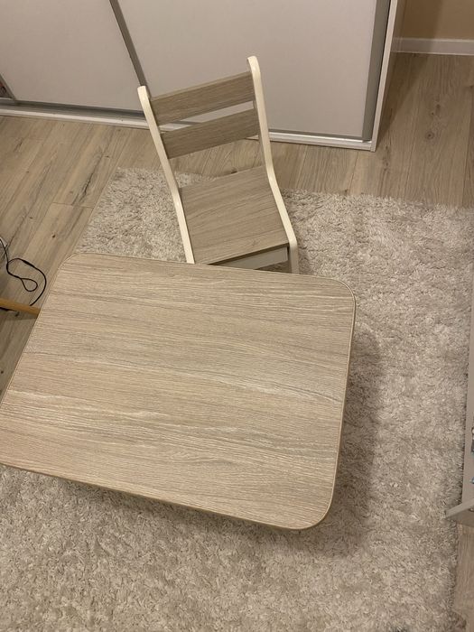 Stolik Dziecięcy .